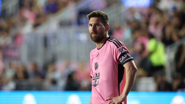 ليونيل ميسي يدعو إلى خوض "مواجهة خاصة" بعيدًا عن كرة القدم