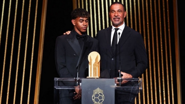 من يختار جائزة كوبا لأفضل لاعب شاب من فرانس فوتبول؟