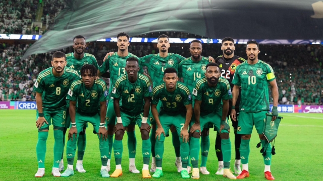 منتخب السعودية يفاوض مدربًا مغربيًا لخلافة مانشيني