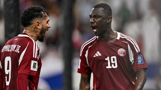 منتخب قطر يستعيد نجمه قبل السفر إلى دبي لمواجهة إيران