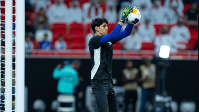 موقف المغربي ياسين بونو من اللحاق بديربي الهلال والنصر