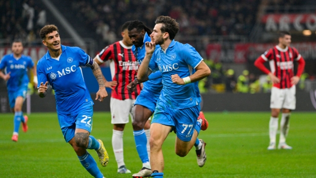 نابولي يسقط ميلان على ملعبه ويعزز صدارته للدوري الإيطالي