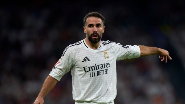 نجم برشلونة السابق يطالب بمنح الكرة الذهبية لكارفاخال