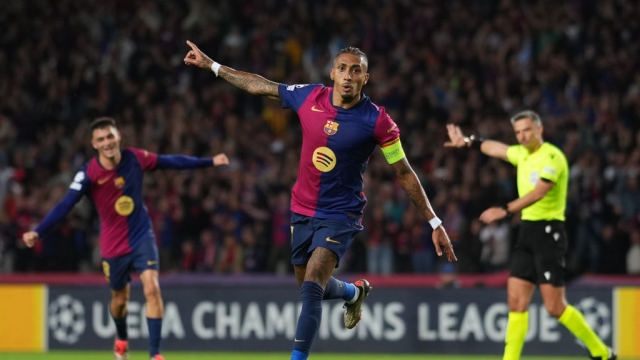 هاتريك رافينيا يقود برشلونة لفوز كبير على بايرن ميونخ