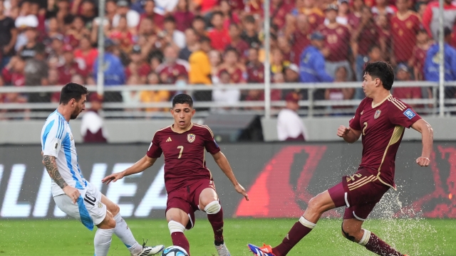 وسط بركة مياه.. منتخب الأرجنتين يتعثر بحضور ليونيل ميسي