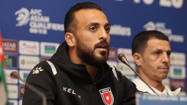 يزيد أبو ليلى يحفز زملاءه قبل مباراة الأردن وكوريا الجنوبية