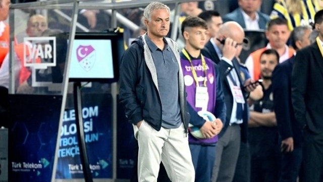 "أضر بسمعة تركيا".. غرامة وإيقاف على جوزيه مورينيو