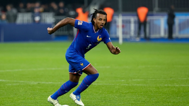 جول كوندي يخطف الأنظار بحقيبة باهضة الثمن وملابس فريدة