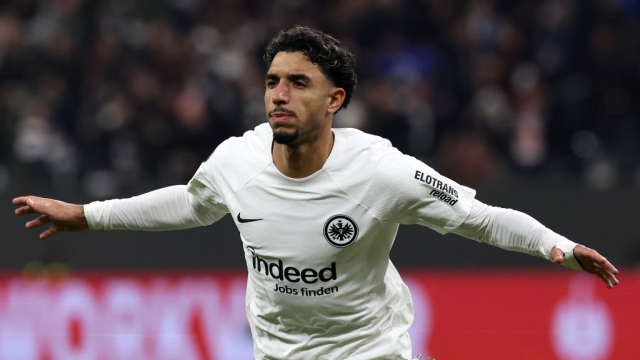 خليفة ليفاندوفسكي.. برشلونة يراقب عمر مرموش