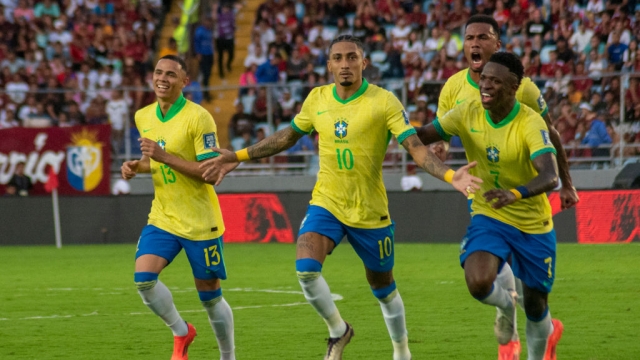 رافينيا يسجل هدفا نادرا مع منتخب البرازيل