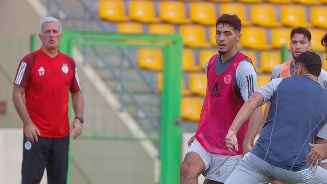 مدرب الجزائر يحصل على هدية ذهبية قبل مباراة غينيا الاستوائية