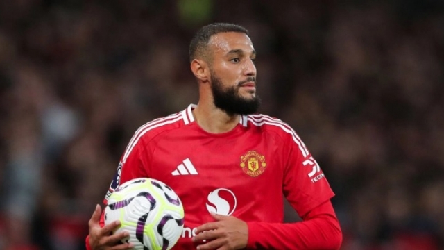 نصير مزراوي يتلقى إشادة إنجليزية بعد مباراة مانشستر يونايتد